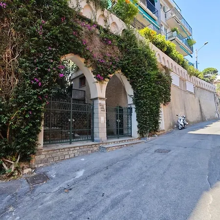 Hostdomus - La Ninfea アパート アラッシオ